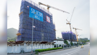 Silicon Hill Building: Silicon Hill 分三期發展，合共提供1,871伙，當中第1期命名為Silicon Hill，由新鴻基發展，位於大埔優景里63號，提供576伙，間隔由開放式至3房連套房，另有連平台花園單位及頂層特色戶。 