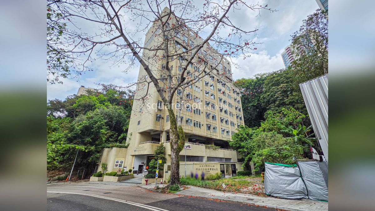 香海正覺蓮社主辦佛教李嘉誠護理安老院, 位於項目旁邊