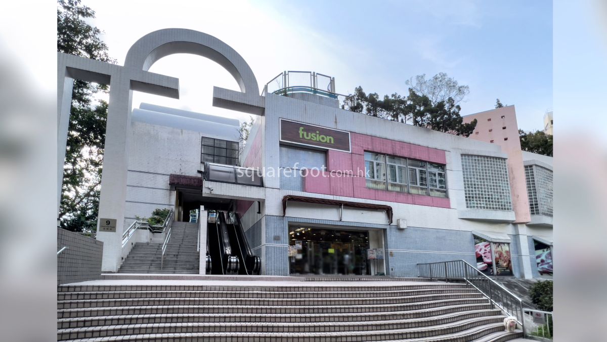 渣甸山春暉道設有超級市場, 距離項目約 700 米