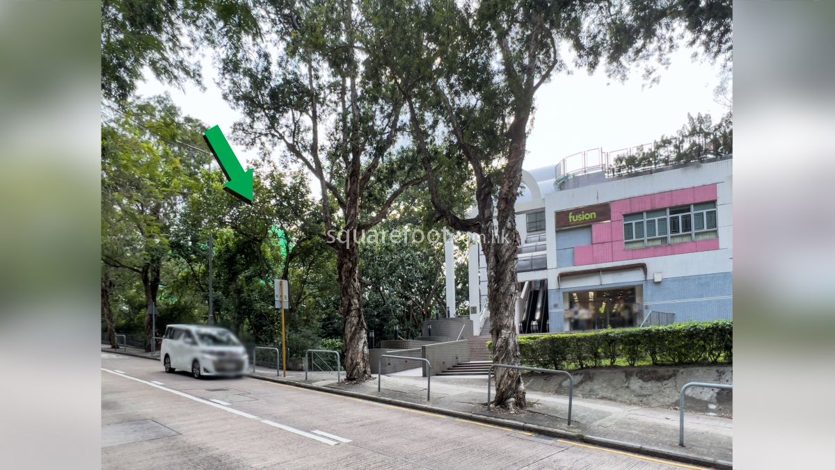 渣甸山春暉道設有超級市場, 項目位於綠色箭嘴部分