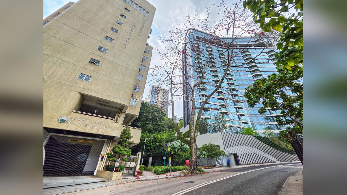香海正覺蓮社主辦佛教李嘉誠護理安老院, 位於項目旁邊